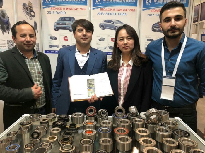 1711356796343913.jpg meet with customer at exhibition.jpg